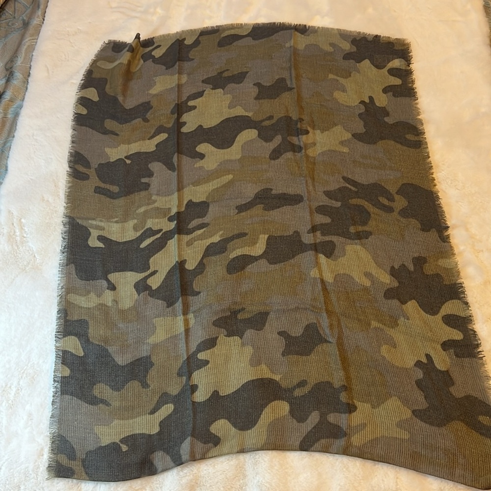 STELLA & DOT Camo Scarf 28x70"